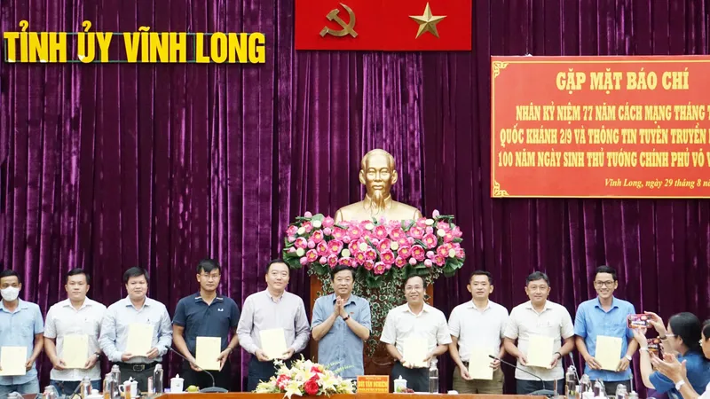 Bí thư Tỉnh ủy Vĩnh Long Bùi Văn Nghiêm gặp gỡ các phóng viên, nhà báo, đồng thời thông tin Lễ kỷ niệm 100 năm ngày sinh cố Thủ tướng Võ Văn Kiệt. Ảnh: PHAN HUY 