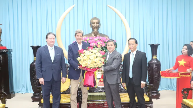 Bí thư Tỉnh ủy Bến Tre Lê Đức Thọ tặng hoa cho Đoàn công tác của Đặc phái viên của Tổng thống Hoa Kỳ. Ảnh: PHAN HUY