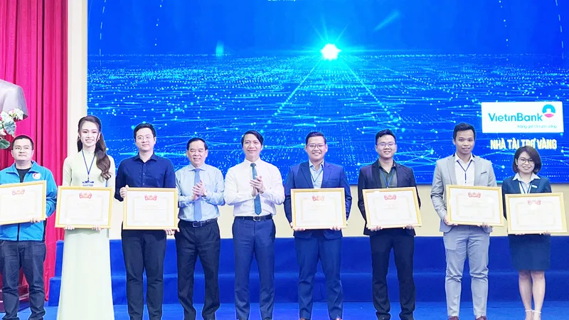 Trí thức trẻ Việt Nam khát khao cống hiến cho quê hương