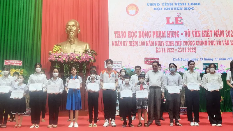 Vĩnh Long: Trao 271 suất học bổng cho học sinh, sinh viên có hoàn cảnh khó khăn