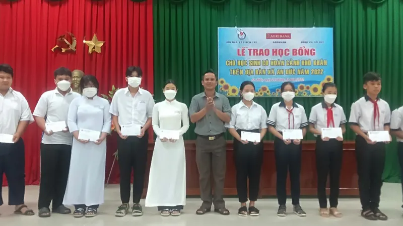 Bến ​Tre: Trao 50 suất học bổng cho học sinh nghèo