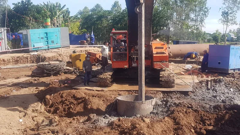 Công đoạn đóng ống vách thép hoàn thành