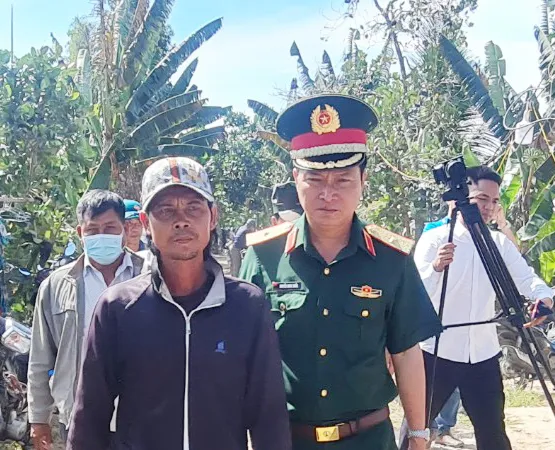 Thiếu tướng Nguyễn Minh Triều động viên tinh thần ba bé H.N.