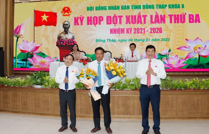 Tân Phó Chủ tịch UBND tỉnh Đồng Tháp Nguyễn Phước Thiện (giữa). Nguồn: Cổng TTĐT Đồng Tháp
