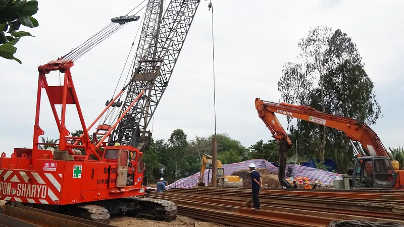 Nhiều thiết bị chuyên dụng, cừ thép được vận chuyển đến hiện trường