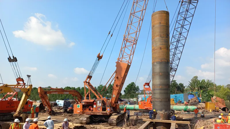 Sẵn sàng lấy 2 trụ còn lại lên mặt đất