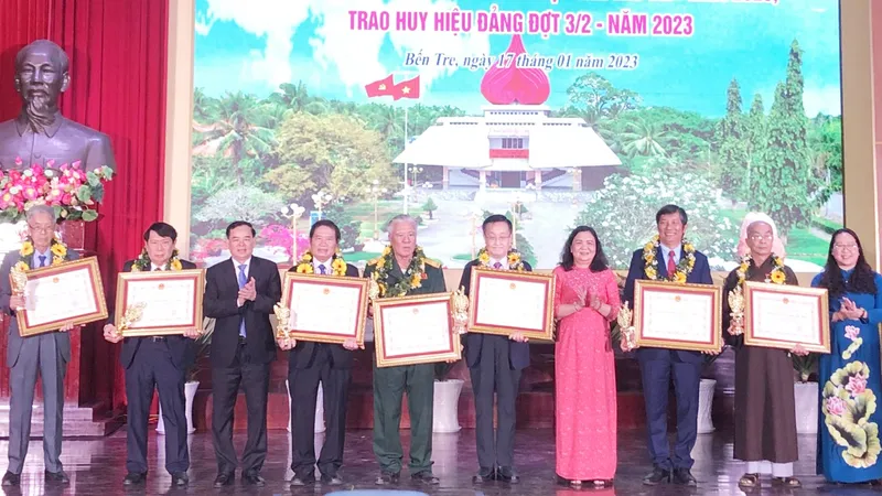 Trao danh hiệu Công dân Đồng khởi tiêu biểu và Công dân Đồng khởi danh dự