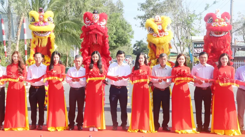 Các đại biểu thực hiện nghi thức cắt băng khánh thành