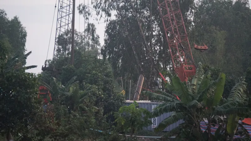 Trụ bê tông thứ 2 đã được đưa lên mặt đất