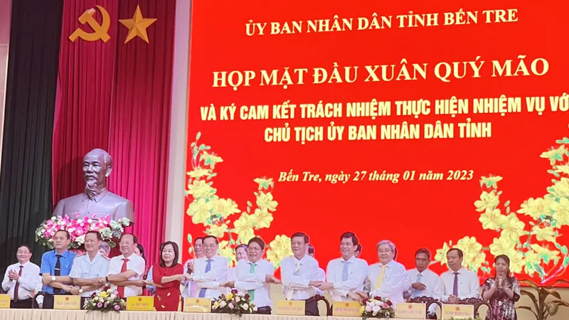 Chủ tịch, Phó Chủ tịch UBND tỉnh Bến Tre, lãnh đạo các đơn vị ký cam kết trách nhiệm thực hiện nhiệm vụ phát triển kinh tế - xã hội trên địa bàn tỉnh