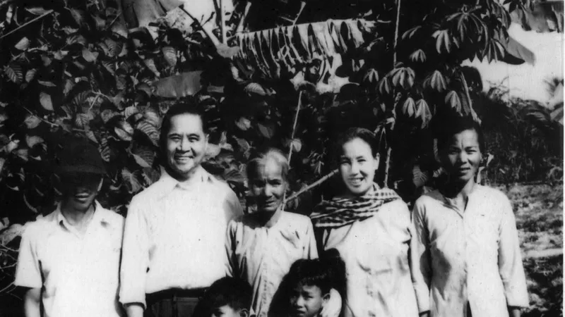 Đồng chí Huỳnh Tấn Phát (thứ hai từ trái sang) chụp ảnh cùng gia đình trong lần về thăm quê hương. Ảnh: Tư liệu