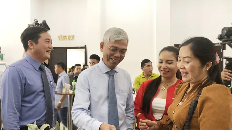 Phó Chủ tịch UBND TPHCM Võ Văn Hoan trao đổi với các nhà phân phối, hợp tác xã của khu vực ĐBSCL bên lề hội nghị. Ảnh: TÍN HUY