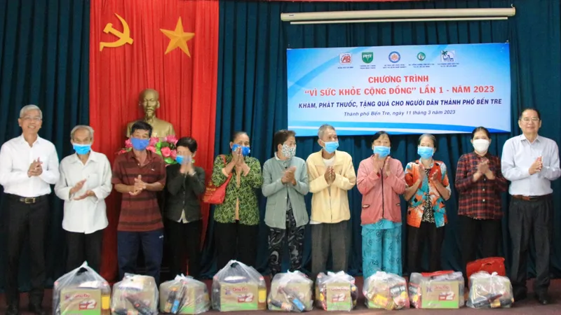  Phó Chủ tịch UBND TPHCM Võ Văn Hoan trao quà cho bà con có hoàn cảnh khó khăn tại Bến Tre