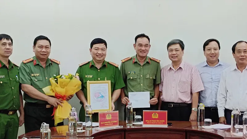 Khen thưởng, khích lệ tinh thần lực lượng làm nhiệm vụ. Ảnh: THANH NGHĨA