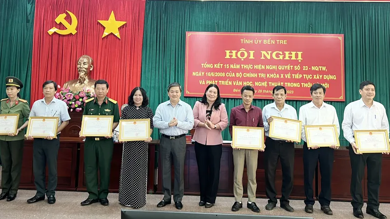 Tặng bằng khen cho tập thể, cá nhân có thành tích xuất sắc trong thực hiện Nghị quyết 23