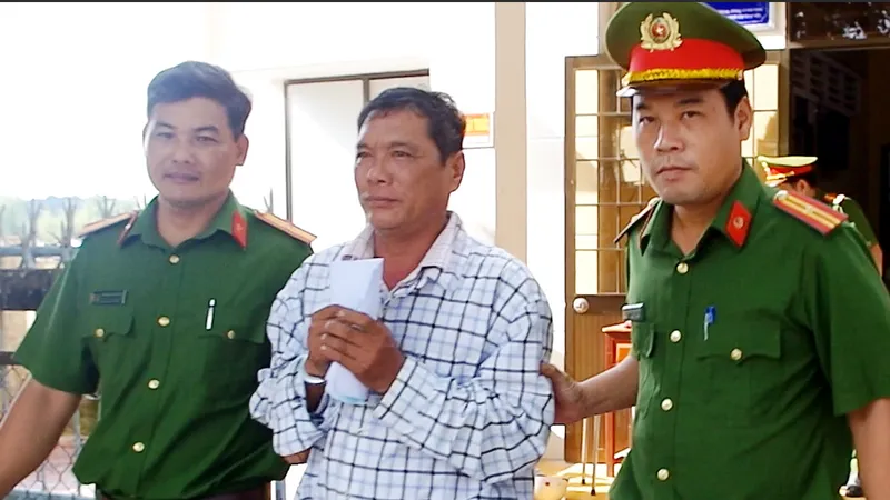 Đối tượng bị bắt tạm giam vì lạm dụng tín nhiệm chiếm đoạt tài sản. Ảnh: HỒ GIANG