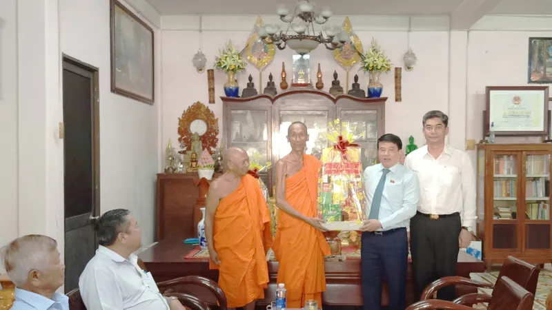 Chủ tịch Hội đồng Dân tộc của Quốc hội Y Thanh Hà Niê và Thứ trưởng, Phó Chủ nhiệm Ủy ban Dân tộc Y Vinh Tơr (bìa phải) tặng quà Hội Đoàn kết sư sãi yêu nước tỉnh Trà Vinh
