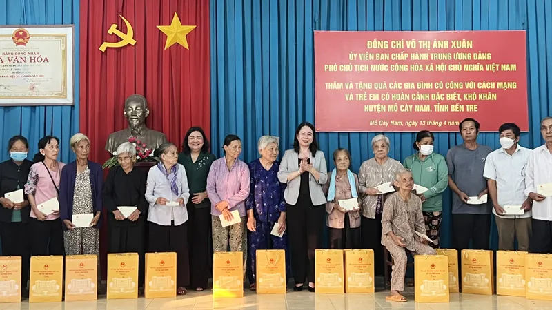 Đồng chí Võ Thị Ánh Xuân trao quà cho các gia đình chính sách tại Bến Tre