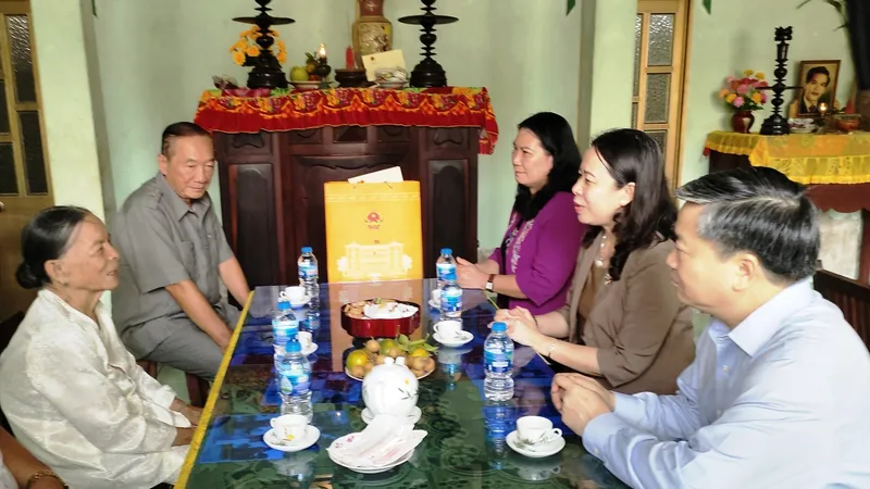 Phó Chủ tịch nước thăm gia đình Mẹ Việt Nam Anh hùng Phạm Thị Ren