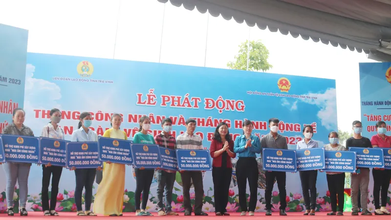 Trao bảng tượng trưng hỗ trợ Mái ấm công đoàn cho 20 công nhân