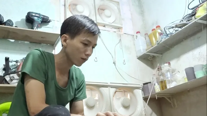 Anh Duy với món cổ vật của khách nhờ phục chế lại