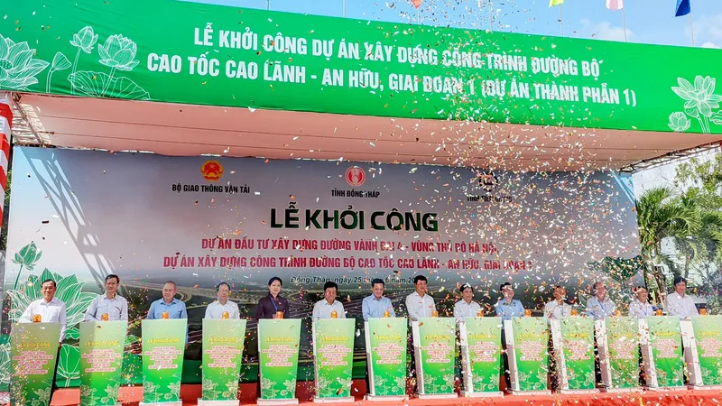 Phó Thủ tướng Trần Lưu Quang cùng các đại biểu thực hiện nghi thức khởi công dự án đường cao tốc Cao Lãnh – An Hữu giai đoạn 1