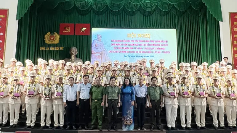 Tuyên dương 75 tập thể, cá nhân đã đạt thành tích xuất sắc trong phong trào thi đua đặc biệt hướng tới kỷ niệm 75 năm Ngày Chủ tịch Hồ Chí Minh nêu Sáu điều dạy Công an nhân dân
