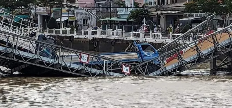 Cầu tạm bị sập trong lúc thử tải trọng