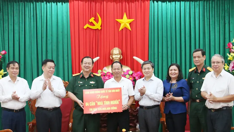 Đồng chí Nguyễn Trọng Nghĩa trao nhà tình nghĩa tại Bến Tre