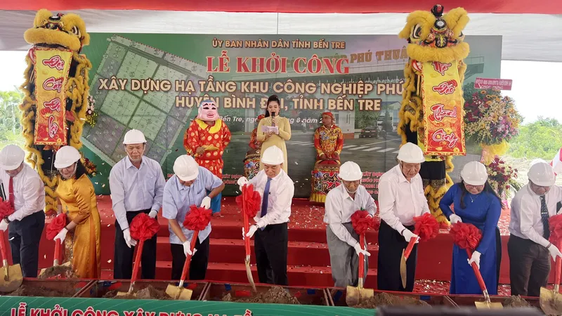 Các đại biểu thực hiện nghi thức khởi công