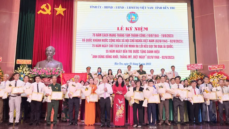 Tặng bằng khen cho 18 tập thể và 57 cá nhân có thành tích tiêu biểu, xuất sắc qua 2 năm thực hiện phong trào thi đua yêu nước tỉnh Bến Tre, giai đoạn 2021 - 2025
