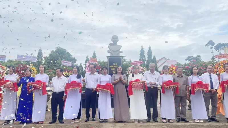 Phó Bí thư Thường trực Tỉnh ủy Bến Tre Hồ Thị Hoàng Yến thực hiện nghi thức cắt băng khánh thành 