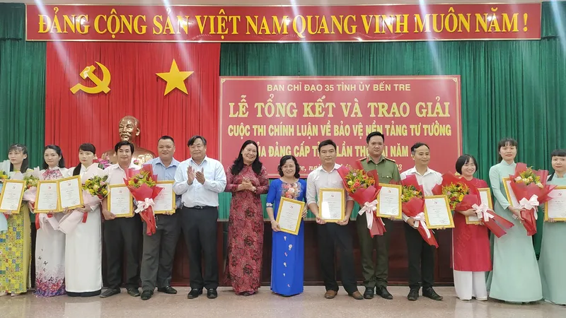 Trao giải cho các tác giả, nhóm tác giả đoạt giải