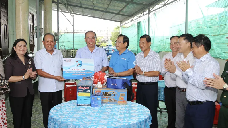  Thăm, tặng quà ngư dân tiêu biểu tại Bến Tre