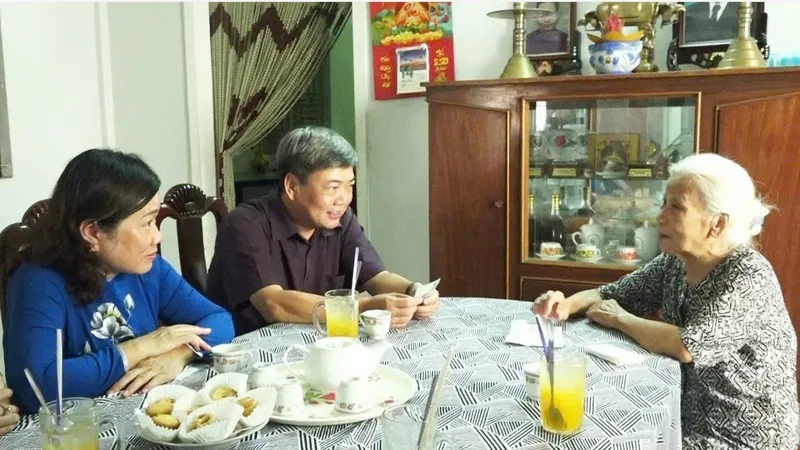 Bí thư Thành uỷ Sa Đéc Phạm Văn Chuẩn ân cần thăm hỏi đảng viên Nguyễn Thị Liên