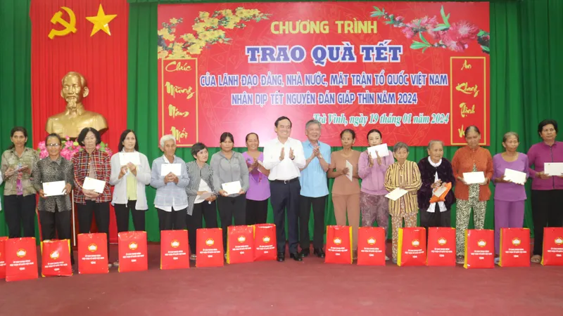 Phó Thủ tướng Chính phủ Trần Lưu Quang trao 140 phần quà tết cho hộ nghèo, công nhân, lao động có hoàn cảnh khó khăn