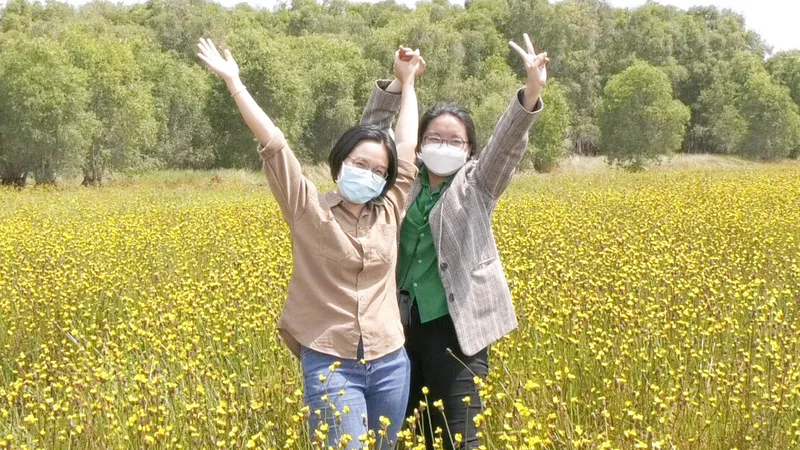 Nhiều bạn trẻ đến tham quan chụp ảnh tại cánh đồng hoa hoàng đầu ấn. Ảnh: TRỌNG TRUNG