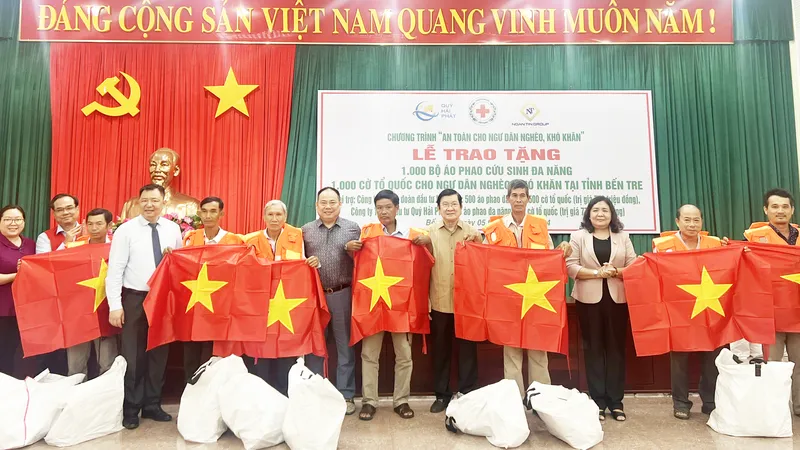 Nguyên Chủ tịch nước Trương Tấn Sang trao tặng phao cứu sinh, cờ Tổ quốc cho ngư dân nghèo trên địa bàn tỉnh Bến Tre