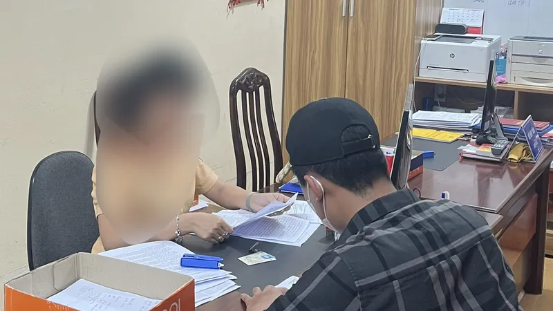 Ông N. đến Phòng CSGT Công an tỉnh Bến Tre thực hiện thủ tục nộp phạt theo quy định. Ảnh: CSGT Bến Tre