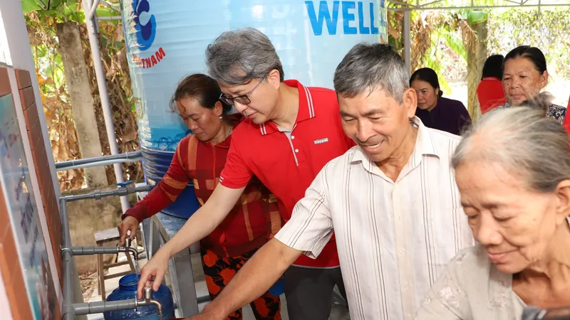 Người dân phấn khởi khi có nguồn nước ngọt sử dụng