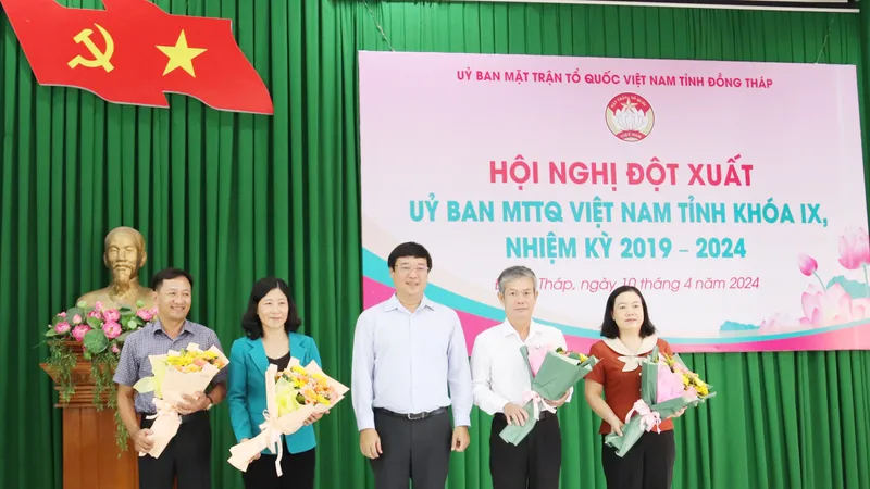 Đồng chí Đinh Văn Dũng, giữ chức Chủ tịch Ủy ban MTTQ Việt Nam tỉnh Đồng Tháp