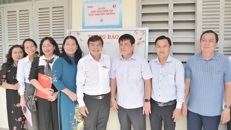 Tổng Biên tập Báo SGGP Tăng Hữu Phong, Phó Tổng Biên tập Báo SGGP Bùi Thị Hồng Sương bàn giao thư viện cho Trường TH-THCS Phước Hiệp