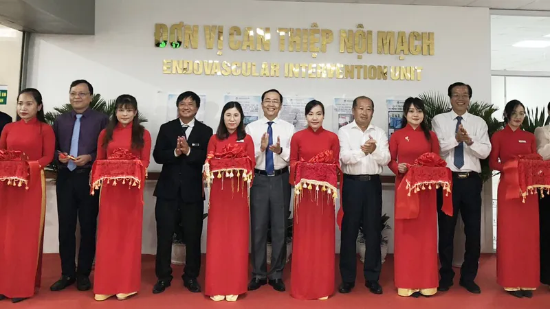 Các đại biểu thực hiện nghi thức cắt băng khai trương