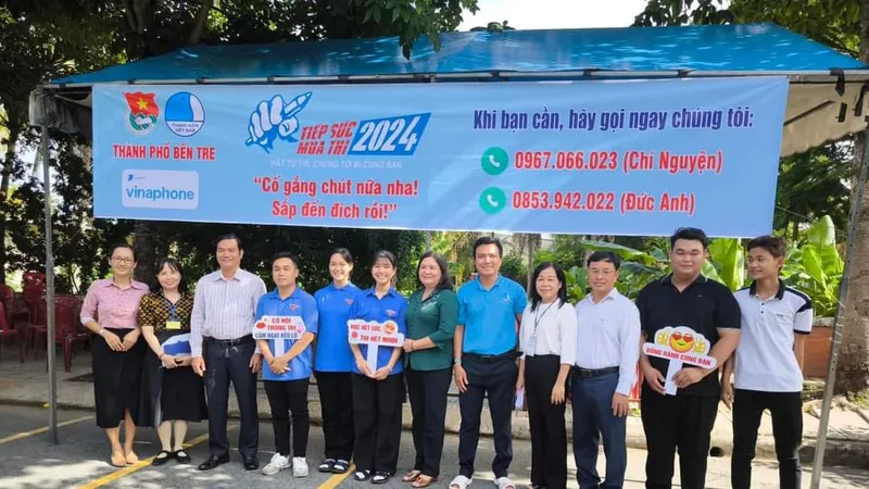 Quyền Bí thư Tỉnh ủy Bến Tre Hồ Thị Hoàng Yến thăm, tặng quà cho các tình nguyện viên