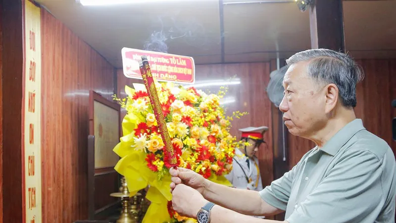 Chủ tịch nước Tô Lâm dâng hương tại Đền thờ Bác Hồ (TP Trà Vinh, tỉnh Trà Vinh)