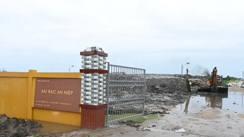 Bãi rác bốc mùi hôi thối ảnh hưởng đến đời sống sinh hoạt của người dân 2 xã An Hiệp, An Đức