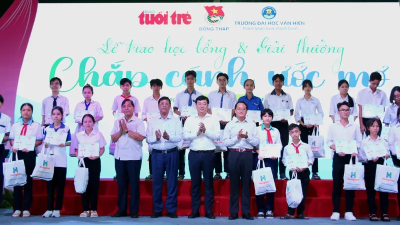 Trao học bổng cho 100 học sinh vượt khó học giỏi tại ĐBSCL