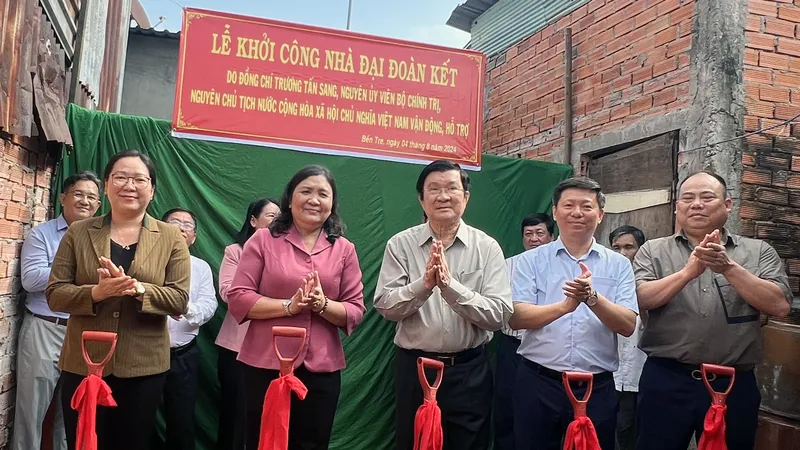 Nguyên Chủ tịch nước Trương Tấn Sang dự lễ khởi công nhà Đại đoàn kết tại Bến Tre