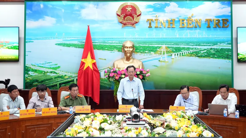 Phó Chủ tịch UBND tỉnh Bến Tre Nguyễn Minh Cảnh đề nghị các địa phương quan tâm công tác xử lý rác thải, tránh phát sinh điểm nóng trên địa bàn. Ảnh: PT