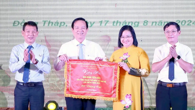Ban tổ chức trao cờ đăng cai Ngày hội gia đình tiêu biểu các tỉnh miền Tây Nam bộ lần thứ VI cho đại diện tỉnh Kiên Giang
